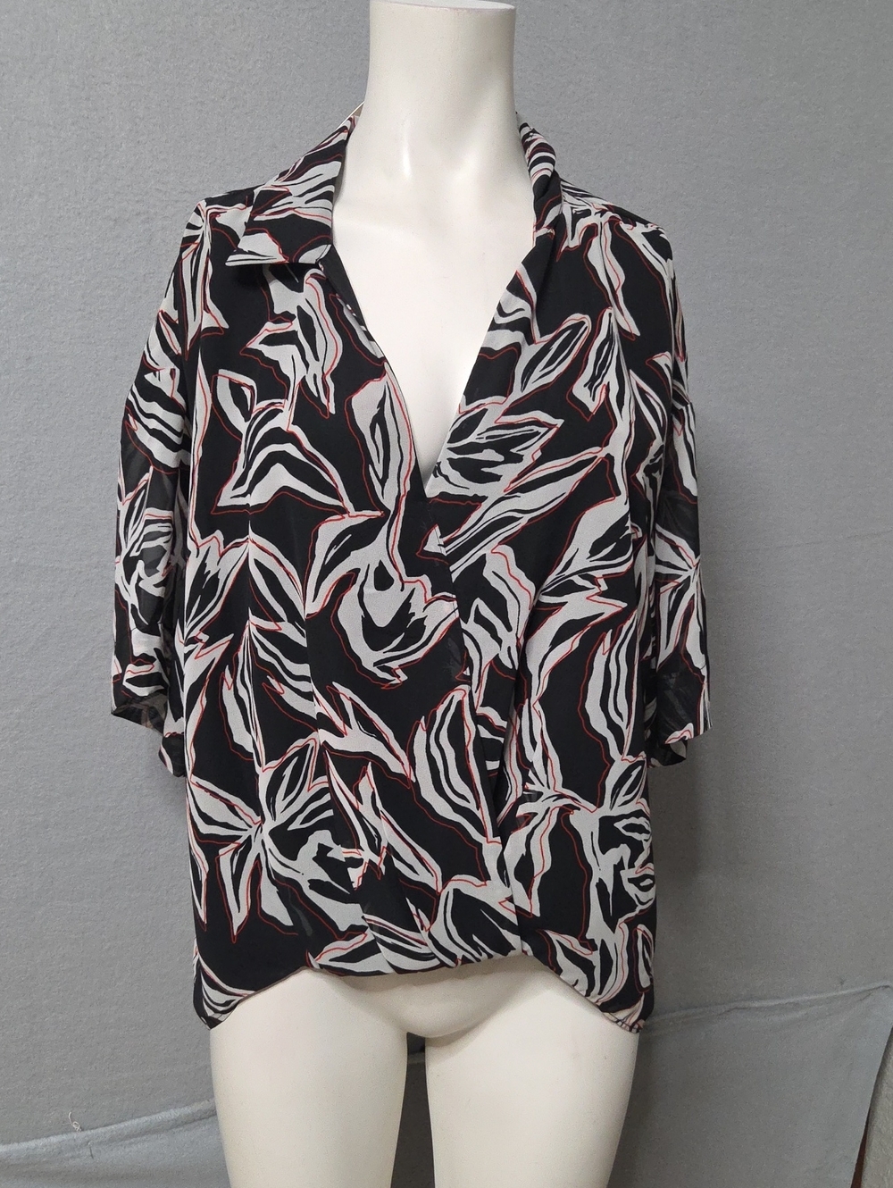 Women's Calvin Klein Blouse Size M Black White Abstract Print P2p 23